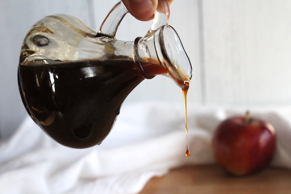 طريقة عمل عصير التفاح المسلوق (مغلي التفاح)