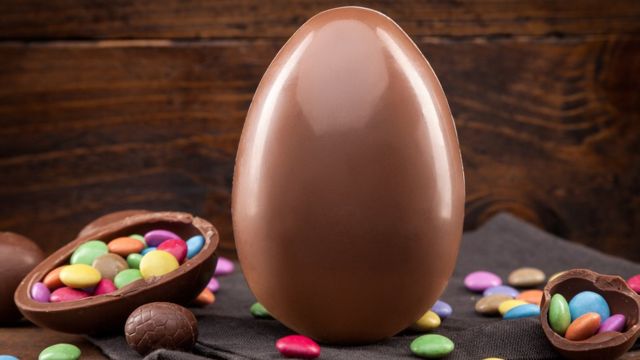 طريقة عمل بيضة شوكولاته كيندر في المنزل