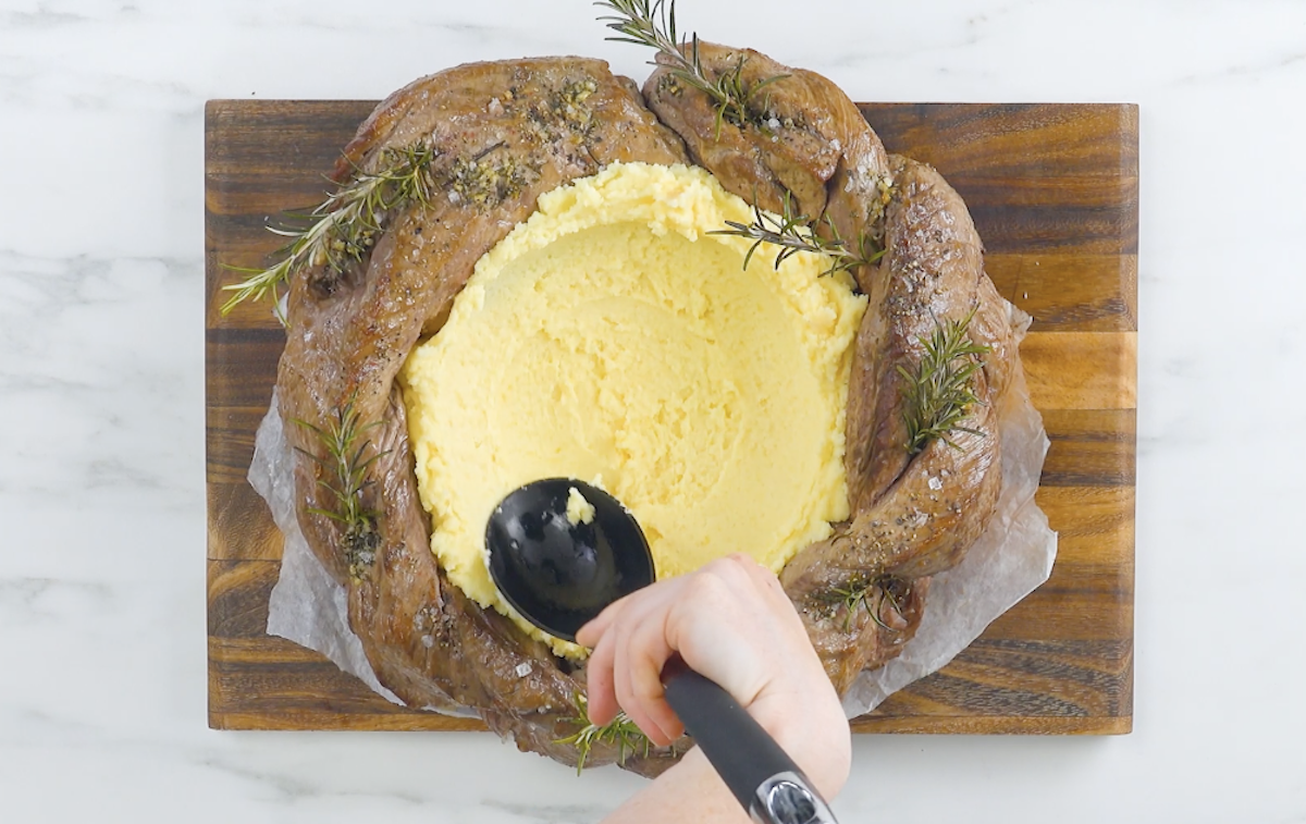 لحم بقري مع بطاطا مهروسة وخضروات