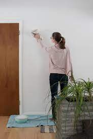 خطوات سهلة لتنظيف جدران البيت