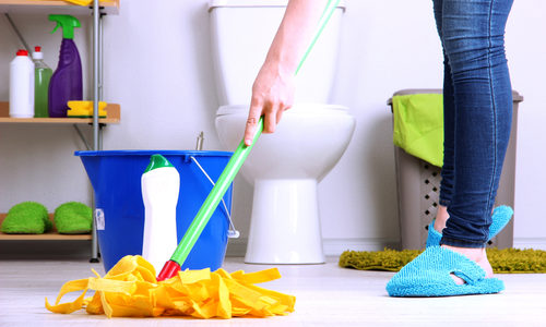 طرق بسيطة وفعالة لتنظيف الحمام 