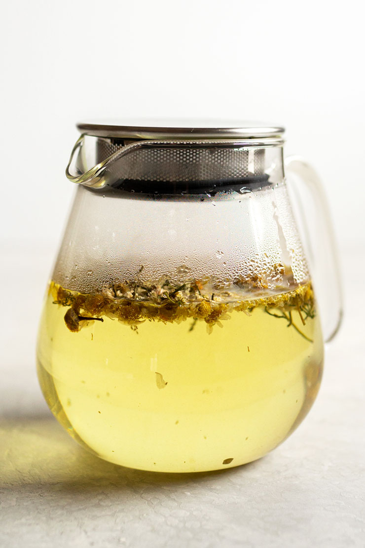 كيفية صنع شاي الأعشاب الخالي من الكافيين