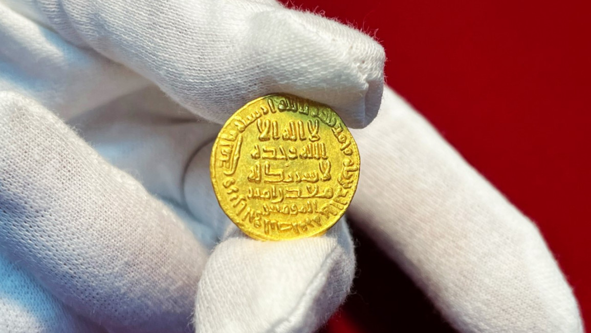 من اسس اول دار لسك العملة في التاريخ الإسلامي ؟