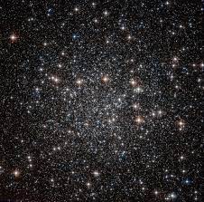 ما نوع التفاعلات التي تحدث بين الغازات المكونه للنجوم