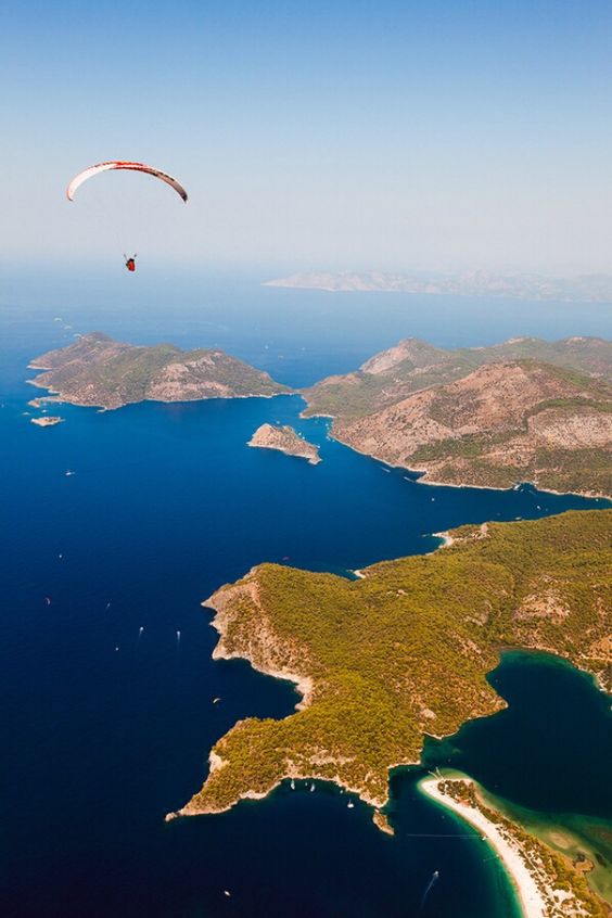 ما هو اسم البحر الذي يفصل بين تركيا و اليونان ؟