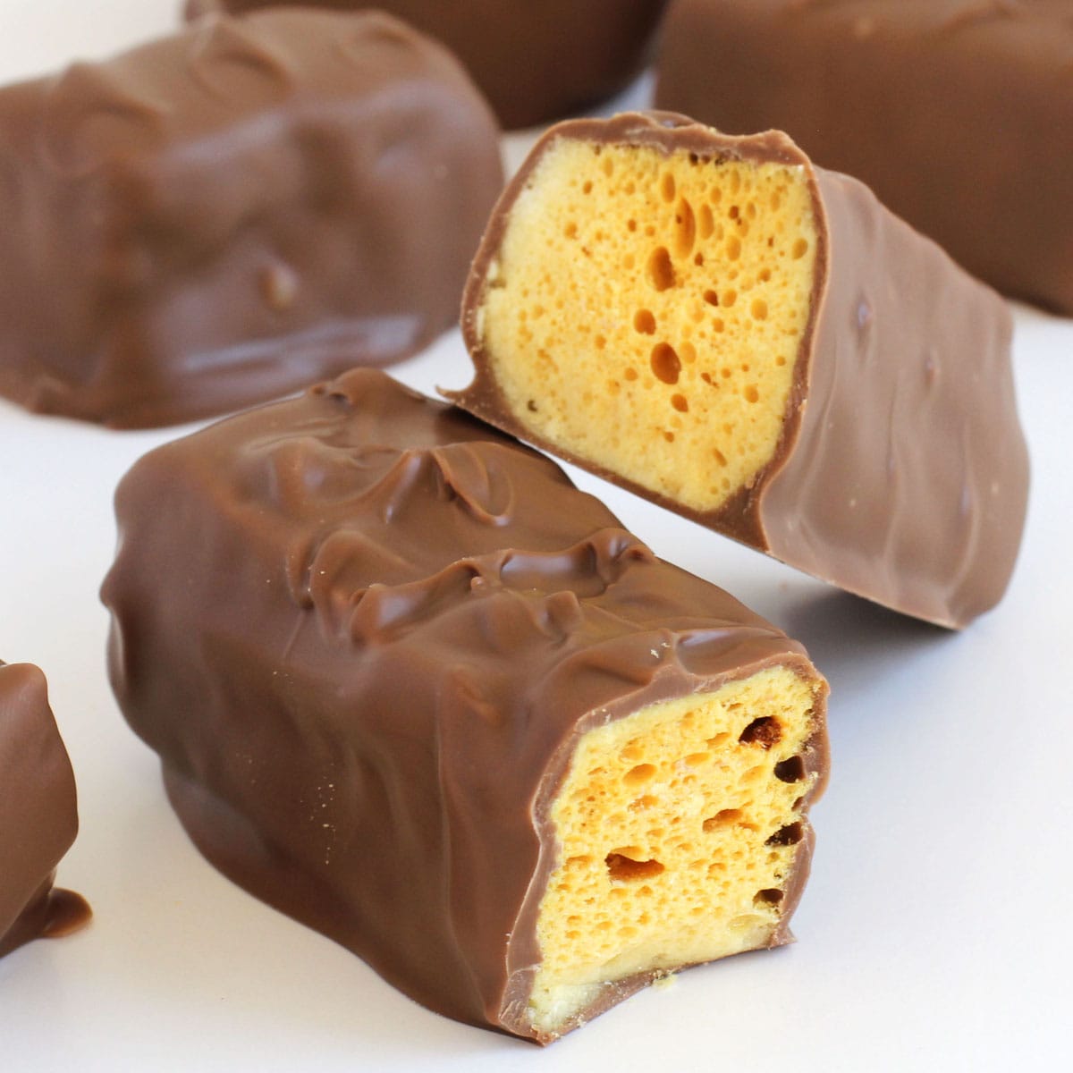 طريقة عمل حلوى العسل المقرمشة المغطاة بالشوكولاتة