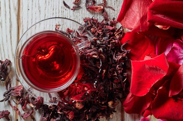 13 شاي أعشاب لتوازن الهرمونات الأنثوية