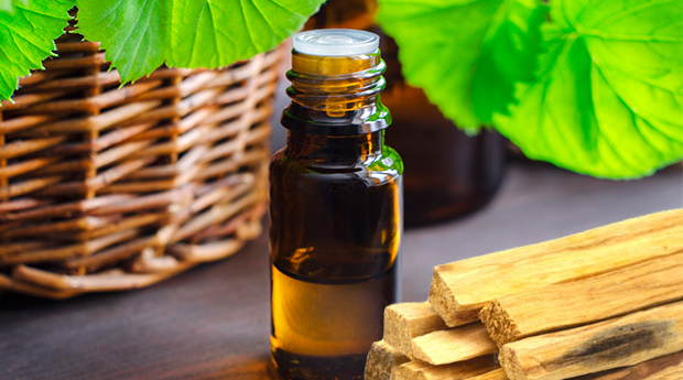 طرق استخدام زيت بالو سانتو 