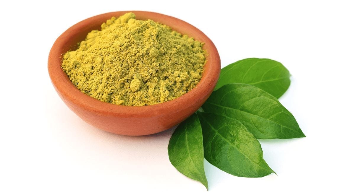 استخدم الحناء فى علاج قشرة الشعر وفروة الرأس