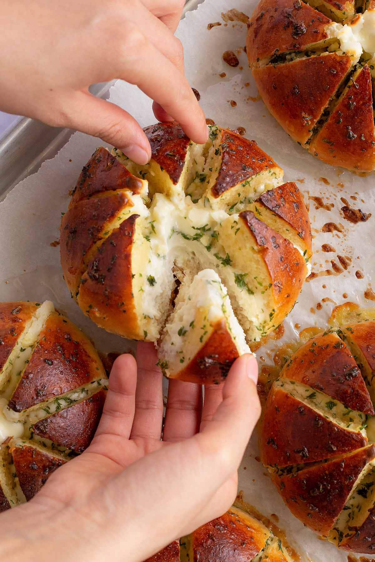 طريقة عمل خبز الثوم بالجبنة الكريمية