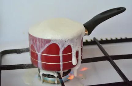 هل تعلم لماذا ينسكب اللبن عندما يصل للغليان بينما يتبخر الماء