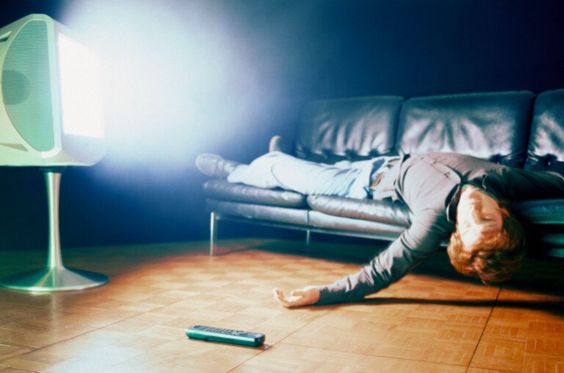 كيف تتجنب مخاطر النوم أمام التلفاز؟