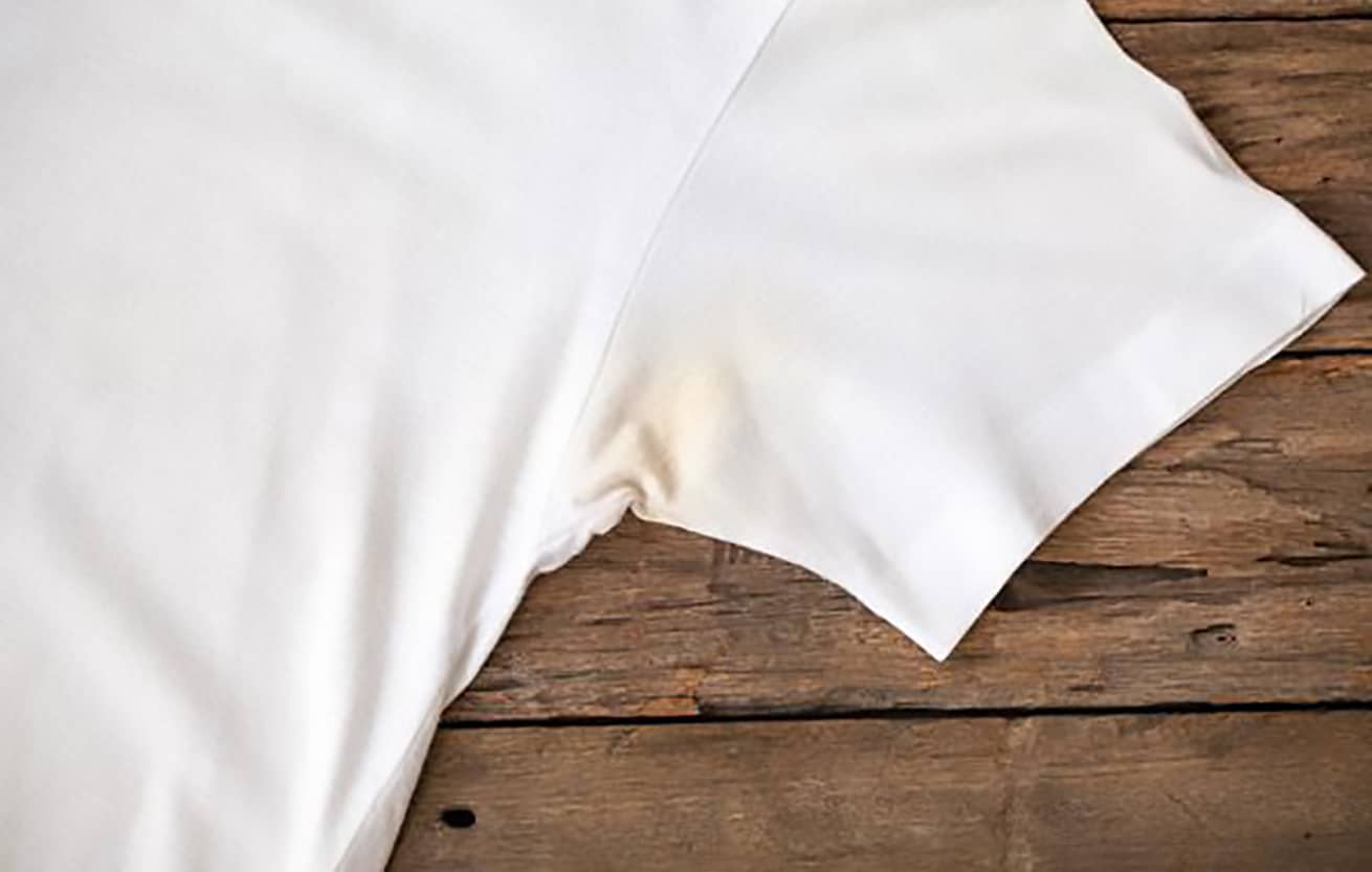 ازالة بقع العرق من الملابس