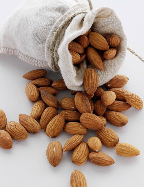 ما هي الفوائد الموجودة في اللوز؟