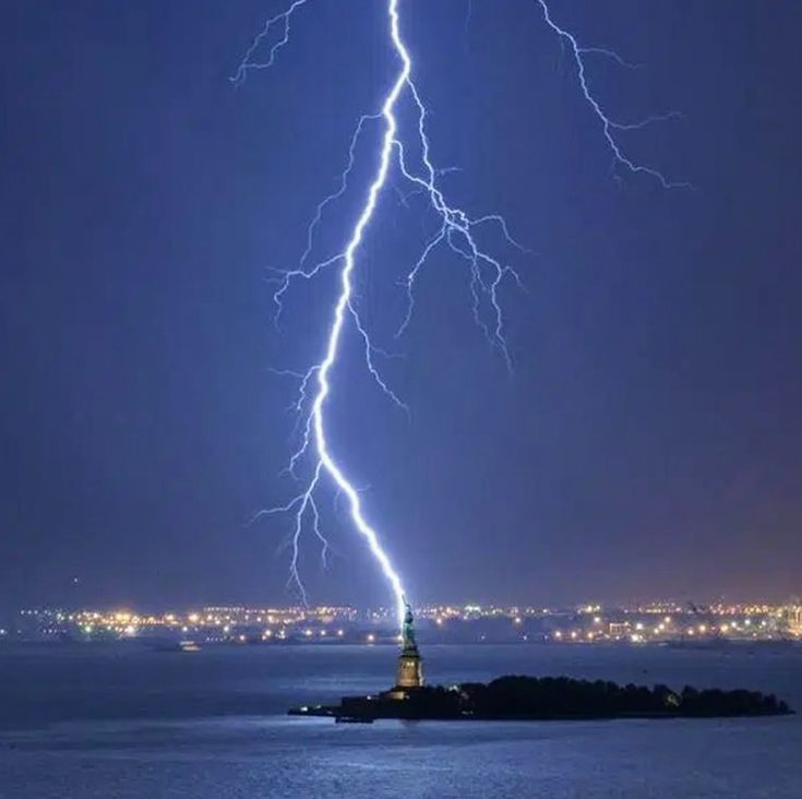 ما سبب حدوث ظاهرة البرق؟