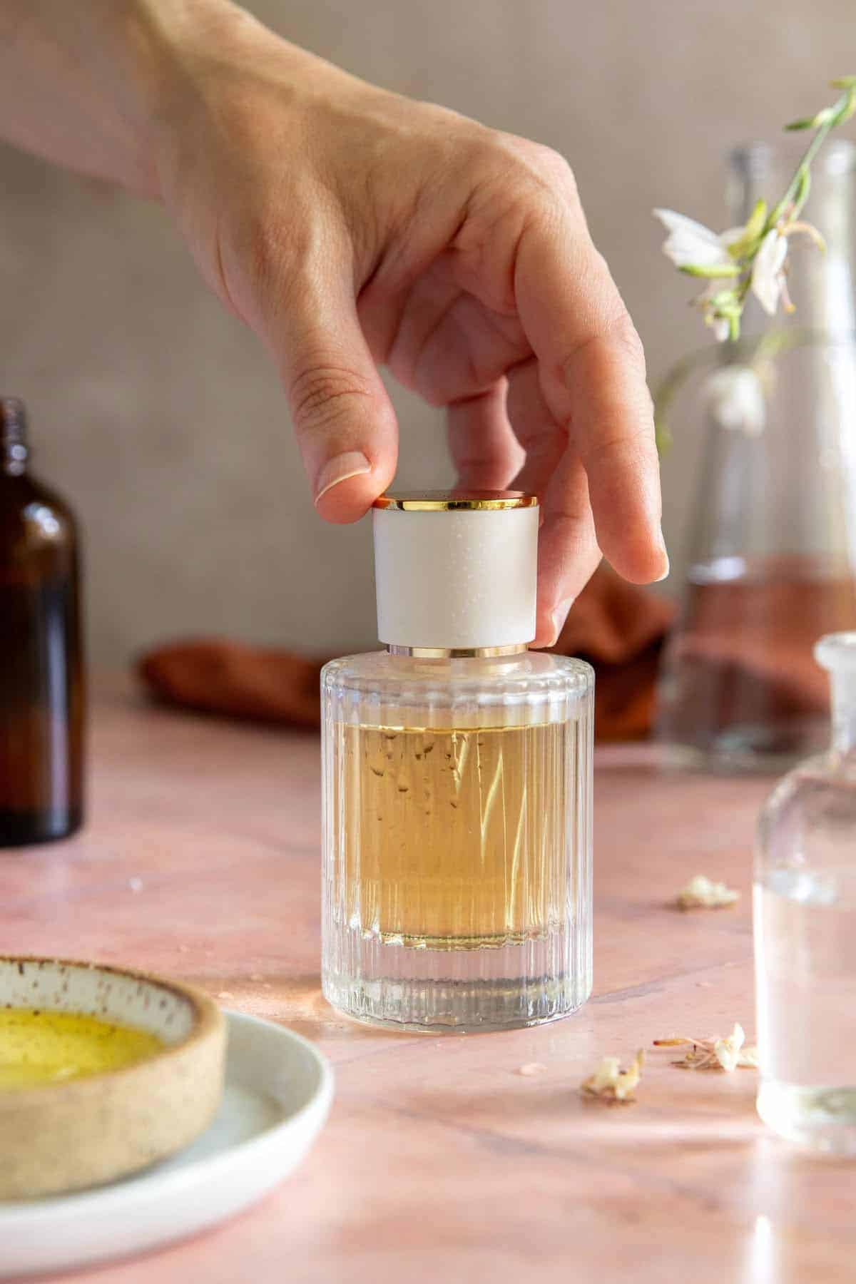 ما هي المواد الأولية لصناعة العطور؟
